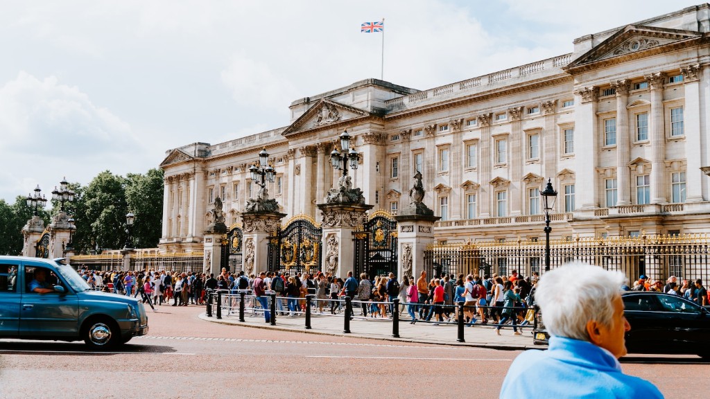 How many apartments in buckingham palace?