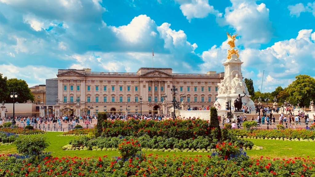 How do you get a job in buckingham palace?