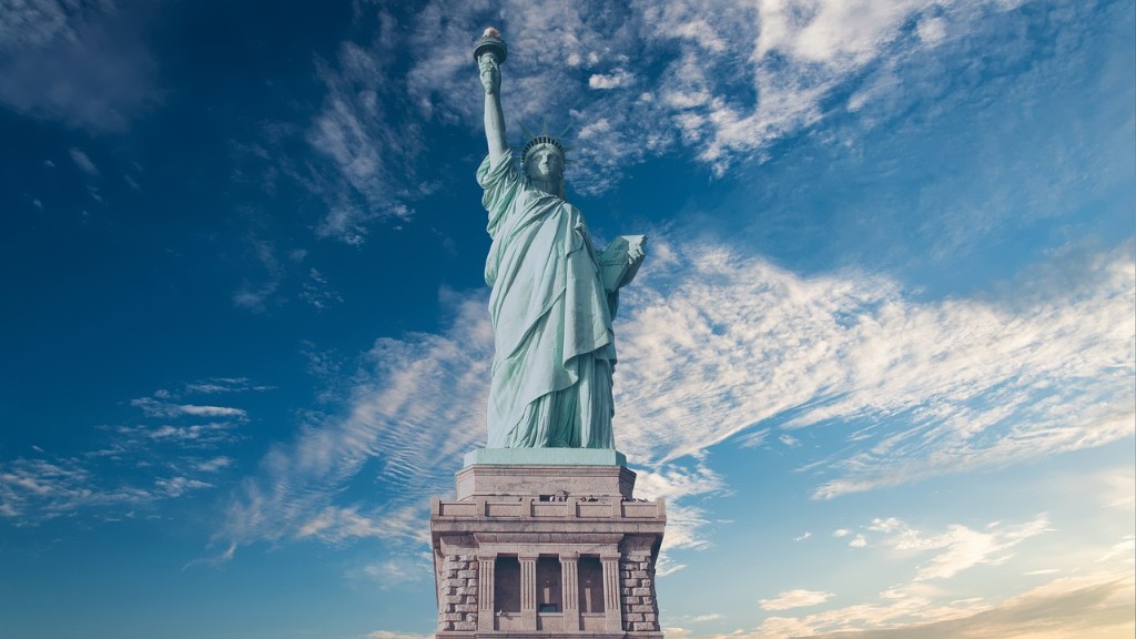 Is there a statue of liberty by the eiffel tower?